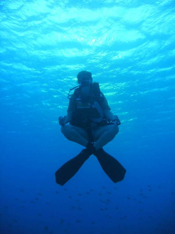 Sessão de ioga subaquática em Invisible, no sul de Bonaire